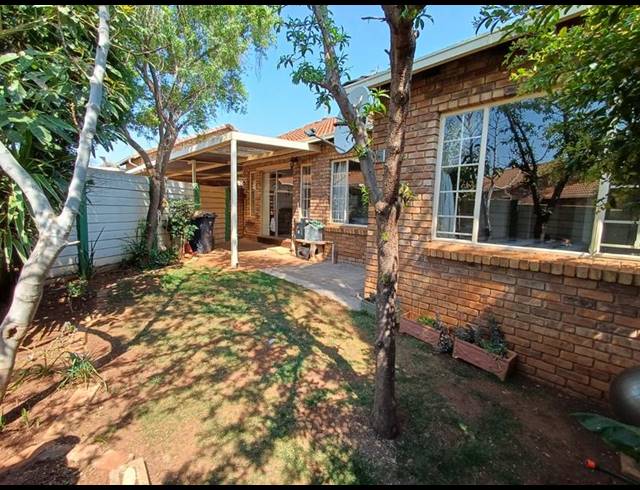 2 BEDROOM TOWNHOUSE FOR SALE IN ELDORAIGNE